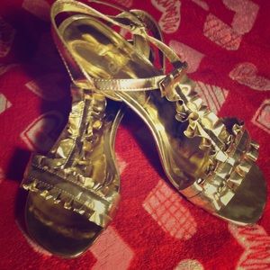 Gold heels 😍