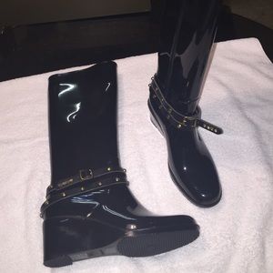 Shiny black boot wedges