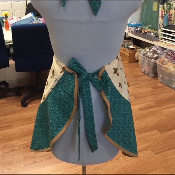 Cross Apron - Picture 2 of 3