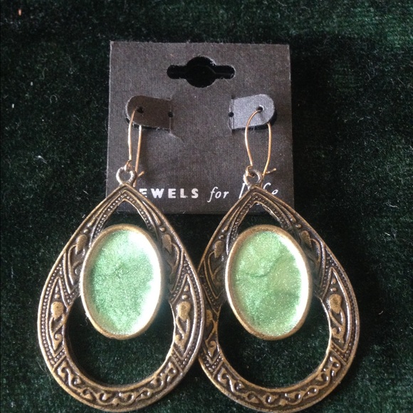 Costume jewelry brass tone dangle earrings