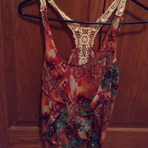 Tank top with ruffles ping down the side