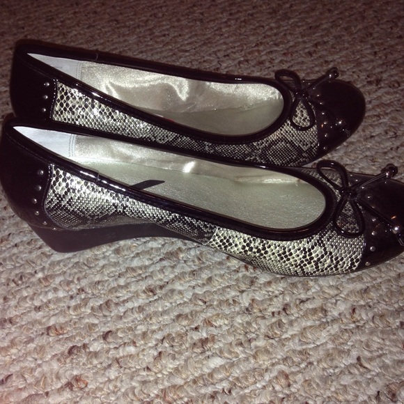Size 9 Anne Klein shoes.