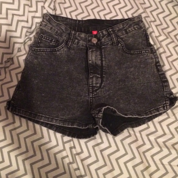 Grey/Black high-waisted shorts (stretchy denim)