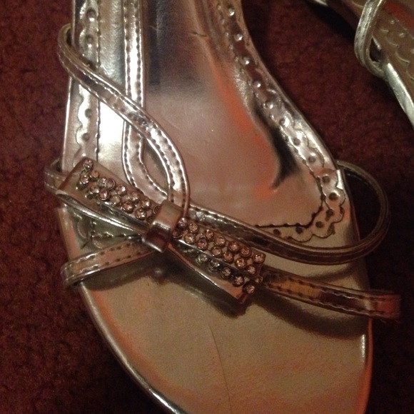 Silver heels - Picture 2 of 3