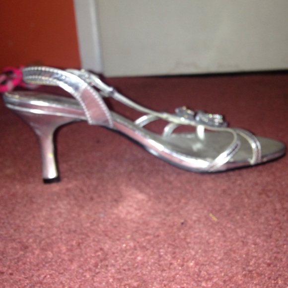 Silver heels - Picture 3 of 3