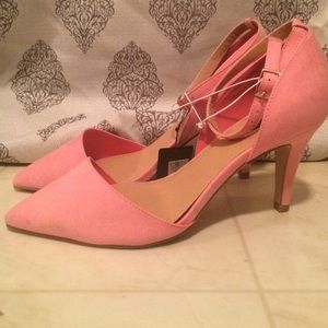 Ankle-strapped Pointy toe heels