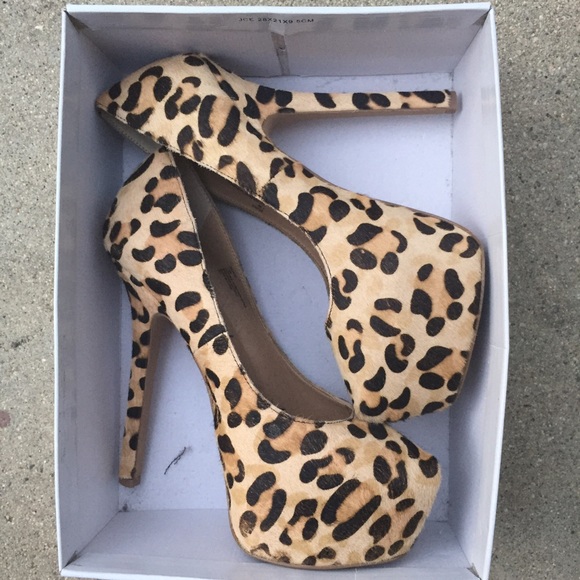 Steve Madden galleryl leopard pumps