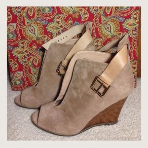 Gorgeous taupe suede wedges!!!!