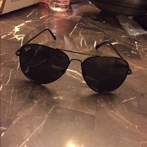 Black aviator Ray-ban sunglasses
