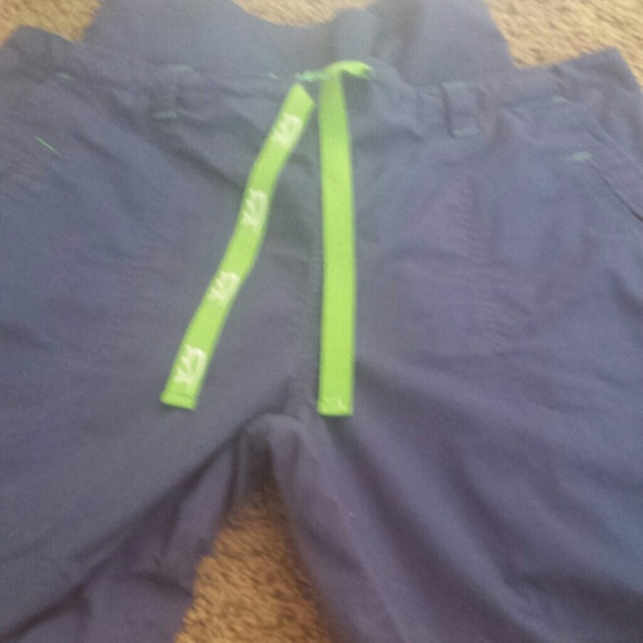 Iguana med navy scrub pants with lime green trim