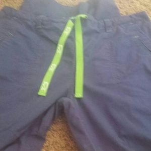 Iguana med navy scrub pants with lime green trim