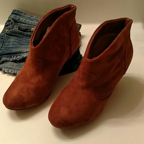 Charlotte Russe Low Heeled Boots - Picture 4 of 4