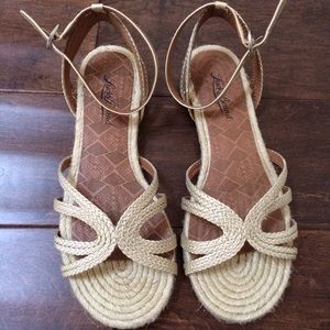 Lucky brand gold flat sandals
