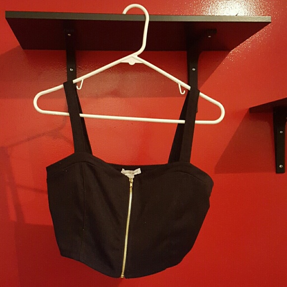 Black zipper crop top