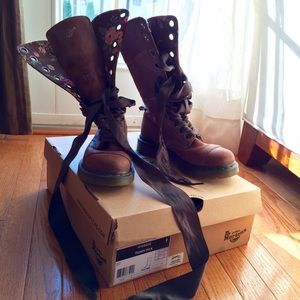 Dr. Martens Women's Triumph 1914 ! Combat style✨
