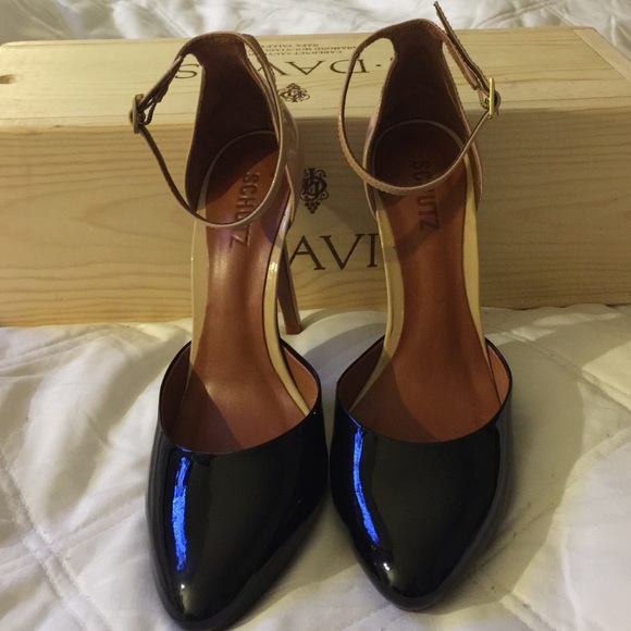 Schultz Black and Tan pointed toe high heels - Picture 3 of 3