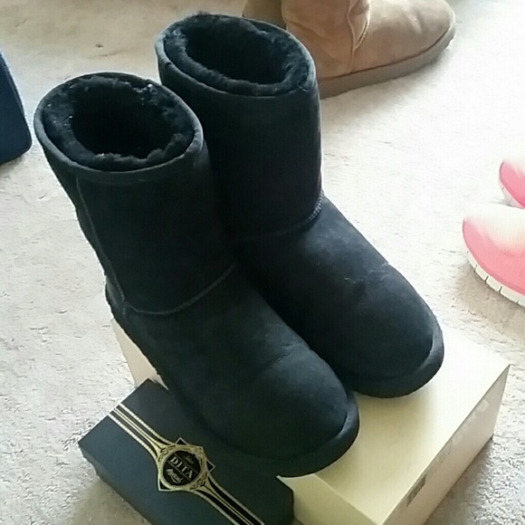 UGGS-BLACK SIZE 8 (100% AUTHENTIC)
