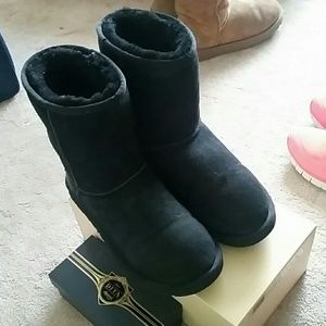 UGGS-BLACK SIZE 8 (100% AUTHENTIC)