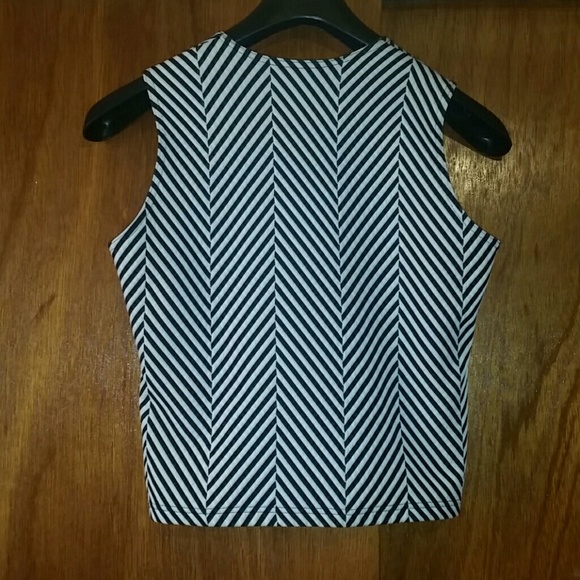Sleeveless Top - Bold Print! - Picture 2 of 4