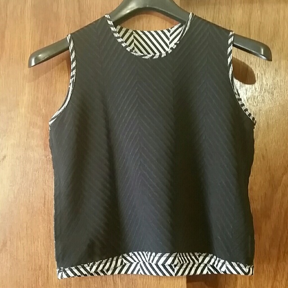 Sleeveless Top - Bold Print! - Picture 3 of 4
