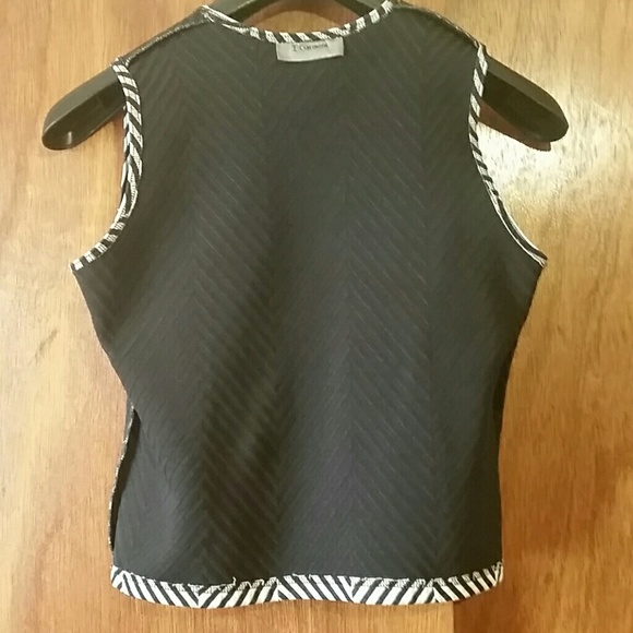 Sleeveless Top - Bold Print! - Picture 4 of 4
