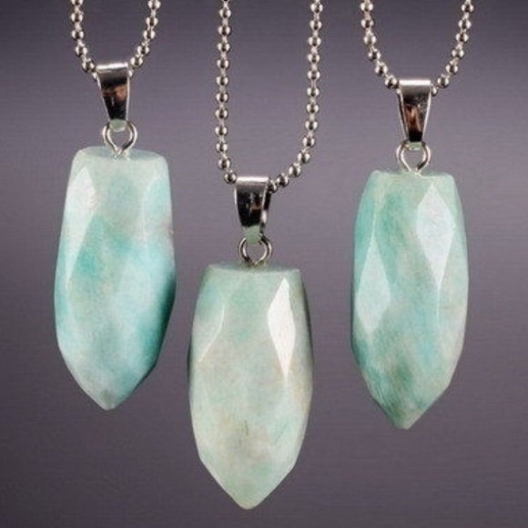 Green semi-precious pendant