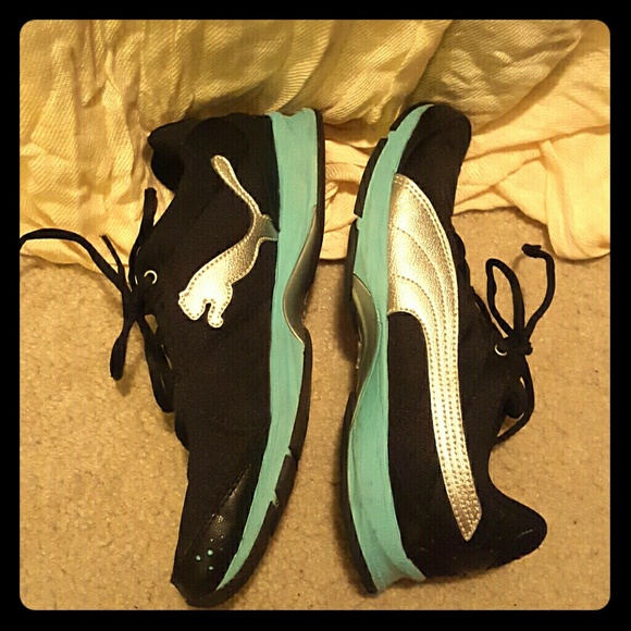 ***SOLD***PUMA tennis shoes like new