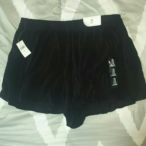Never worn Gap skort