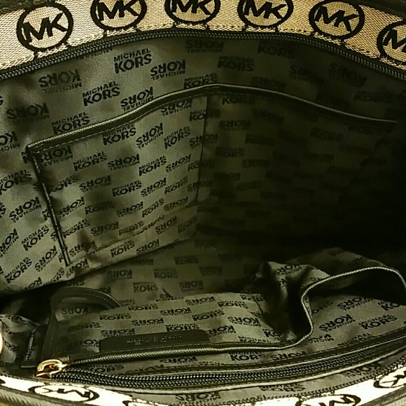 ********SOLD********Authentic Michael Kors Handbag - Picture 4 of 4