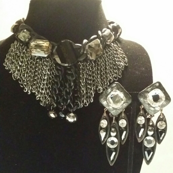 Fabulously unique, 2 pc necklace set.