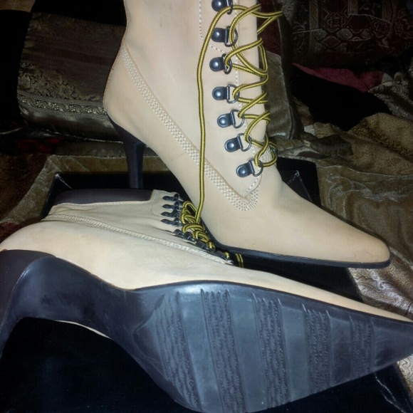 Female carpenter boots