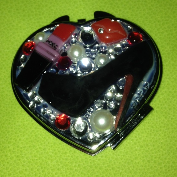 Red bottoms & lipstick...Classy💋Compact mirror - Picture 2 of 3