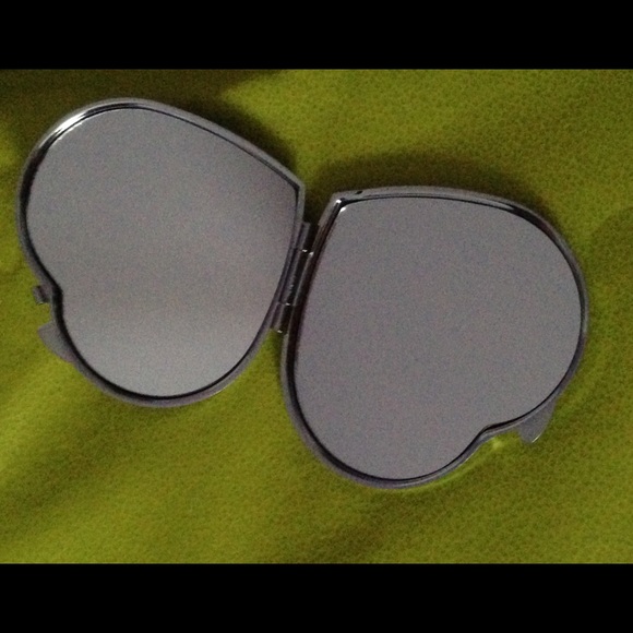 Red bottoms & lipstick...Classy💋Compact mirror - Picture 3 of 3