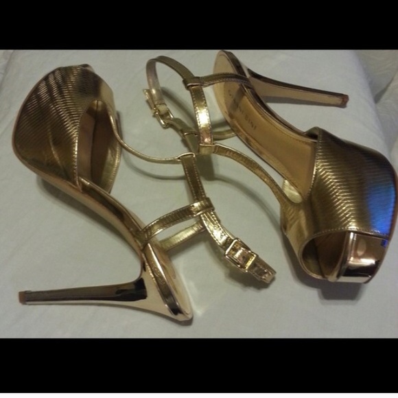 Gold Shoes (Heels)