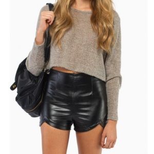 ▪️Scallop Black pleather shorts▪️