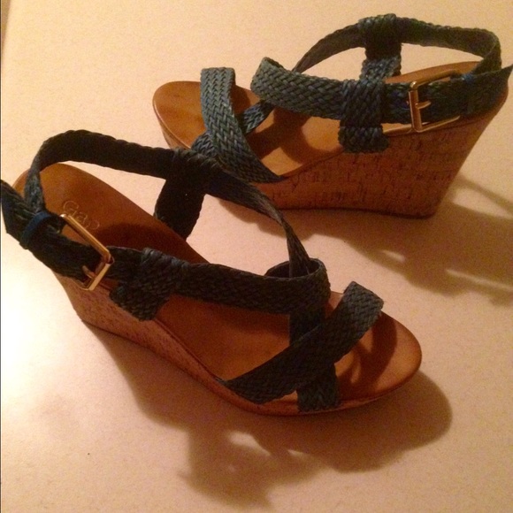 Gap wedges with blue straps