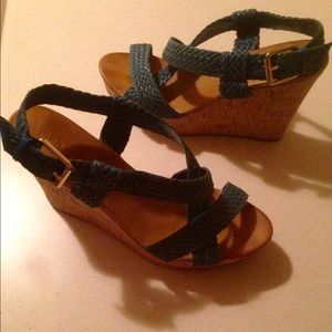 Gap wedges with blue straps