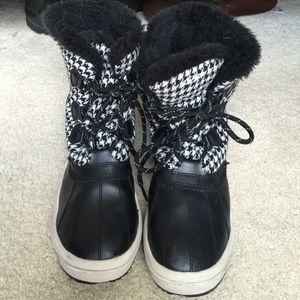 Snow boots