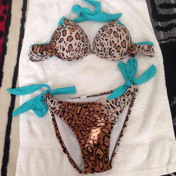 Cute baithing suit .