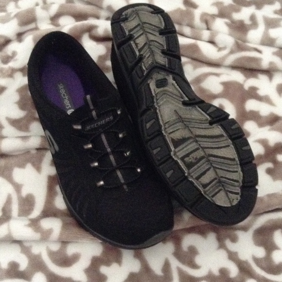 Black sketchers sneakers