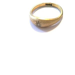 Gold ring w/ star diamond in center