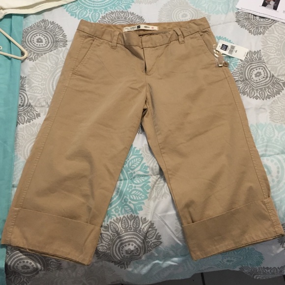 Gap- khaki capris