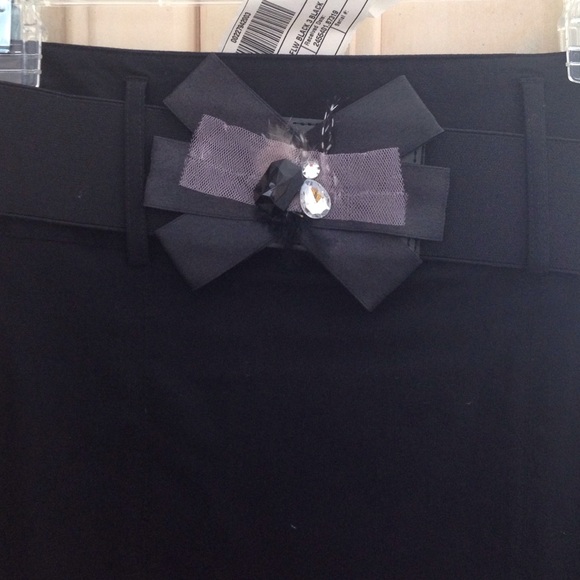 Black skirt with belt - Picture 2 of 3
