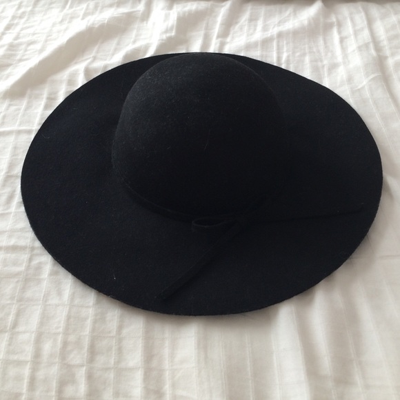 Black floppy hat