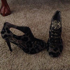 Leopard shoes! Size: 9