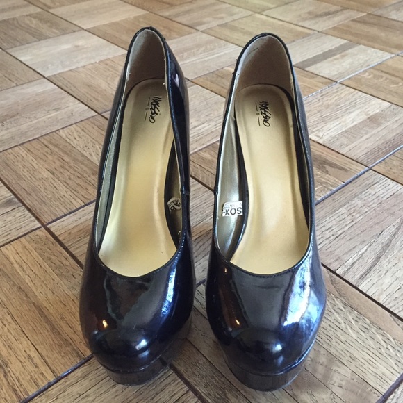 Size 8 aloud black rounded toe heels!