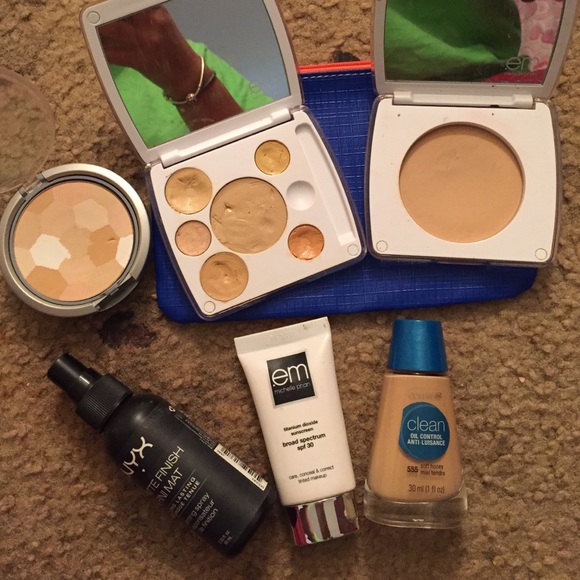 MAKEUP - Picture 3 of 4