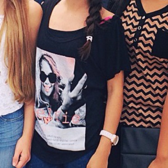 black graphic tee with definition of selfie