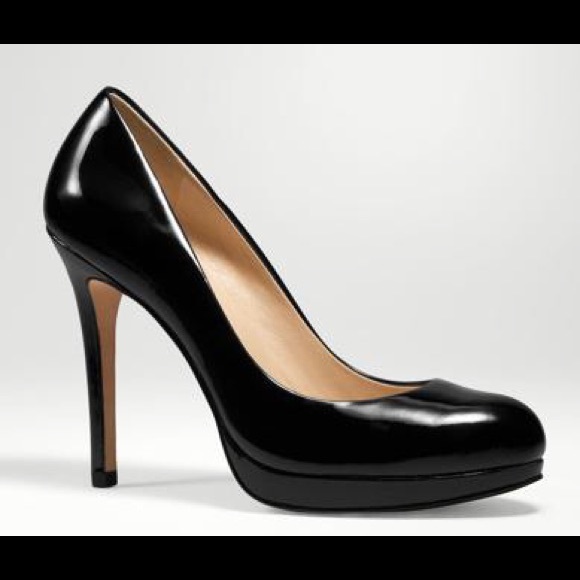 Ann Taylor black patent pumps