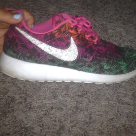 Nike roshe runs size 7